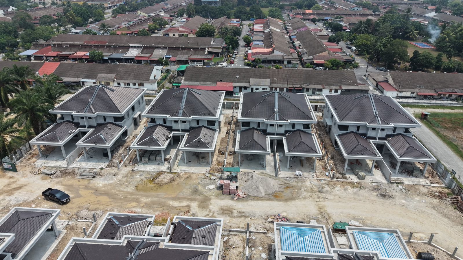 Row of four Taman Baiduri semi-detached blocks facing the town